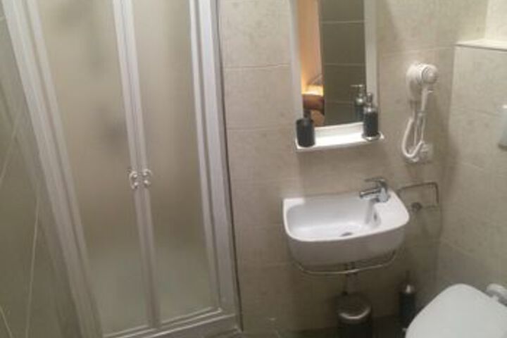 Room 4 of 11
