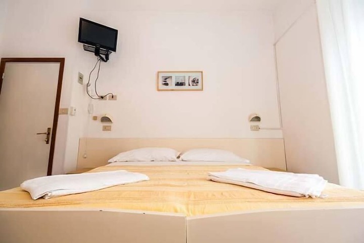 Room 6 of 37