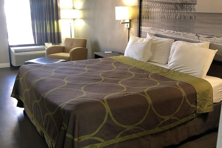 1 King Bed (2 of 7)