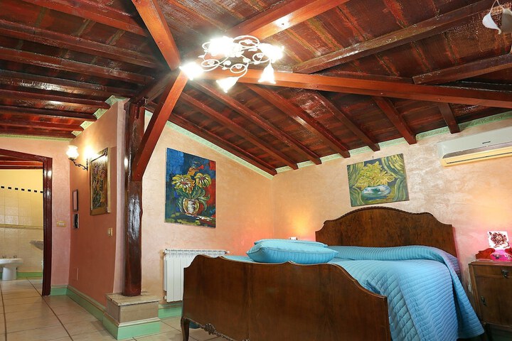 Room 4 of 28