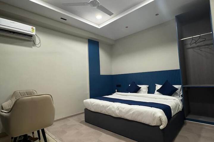 Room 13 of 26