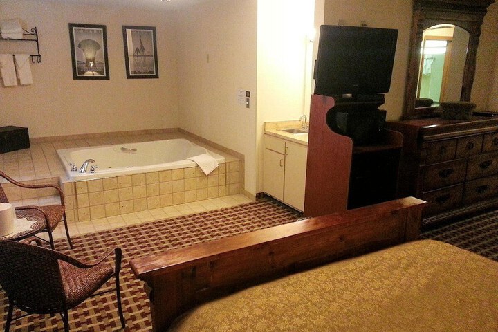 2 Queen Beds (1 of 10)