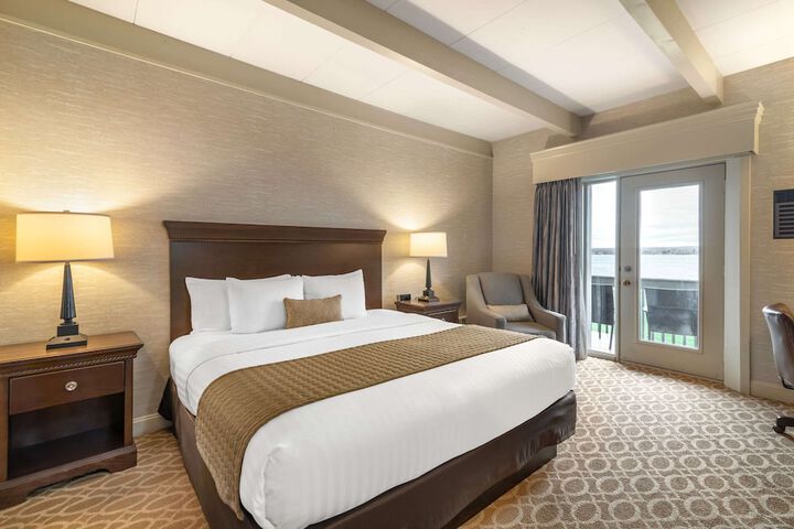 Business King Bed (10 of 14)