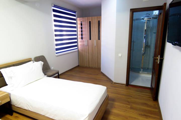 Room 4 of 8