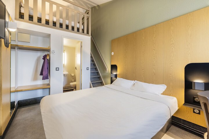 Room 7 of 32