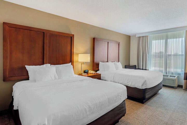 2 Queen Beds (1 of 10)