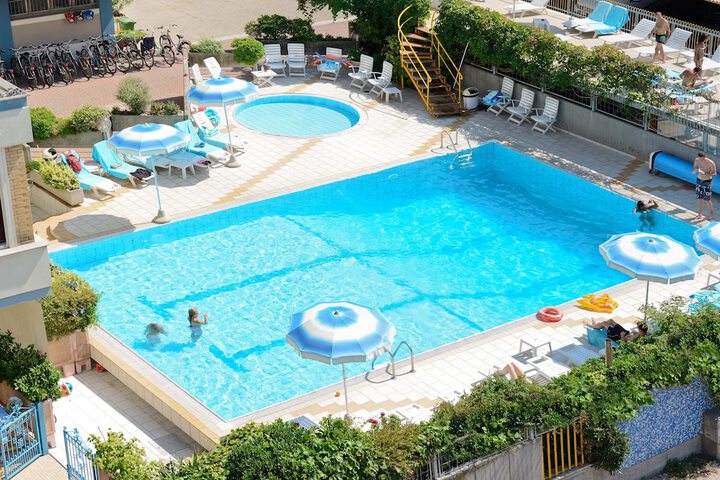 Pool 15 of 40