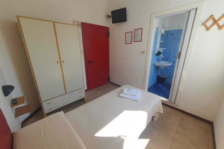 Room 6 of 14