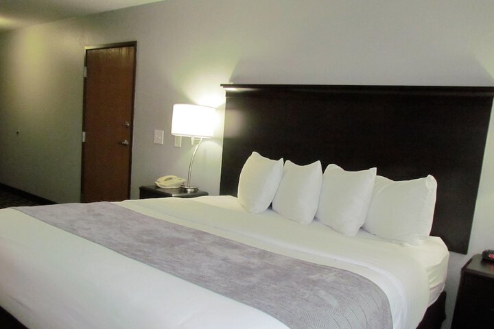 Basic King Bed (2 of 32)