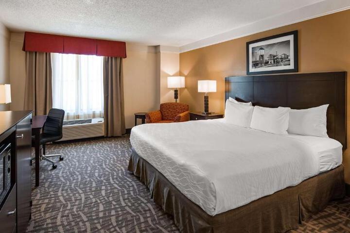 1 King Bed Pillowtop Bed Microwave and Refrigerator Full Breakfast (13 of 14)