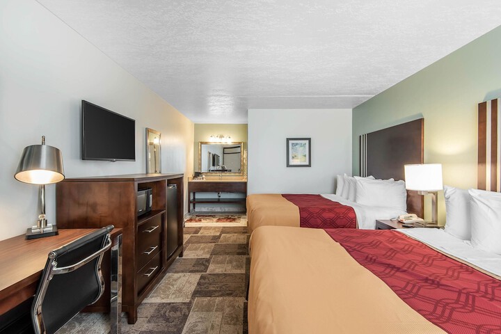 1 King Bed (2 of 9)