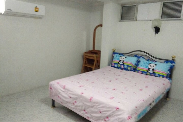 Room 5 of 10