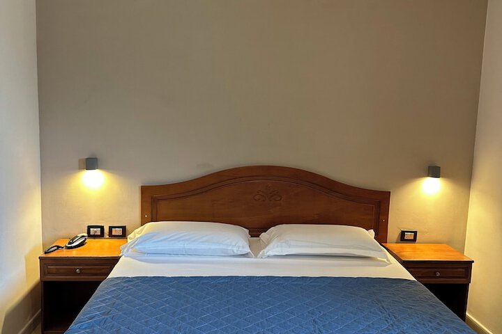 Room 7 of 18