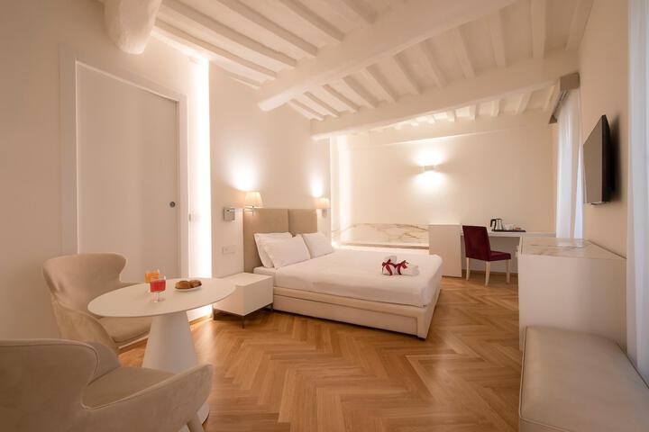 Room 6 of 10