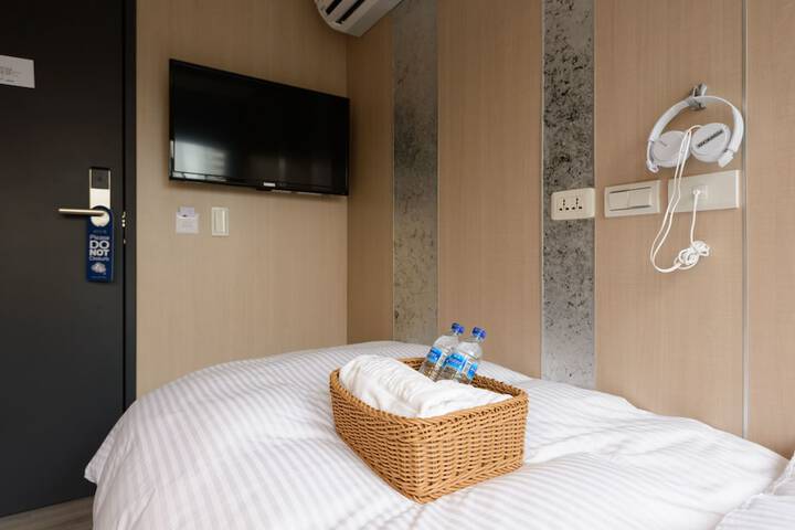Room 6 of 53