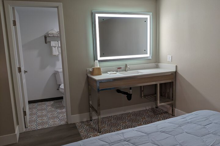 Deluxe King Bed (2 of 54)