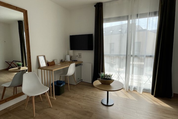 Room 13 of 83