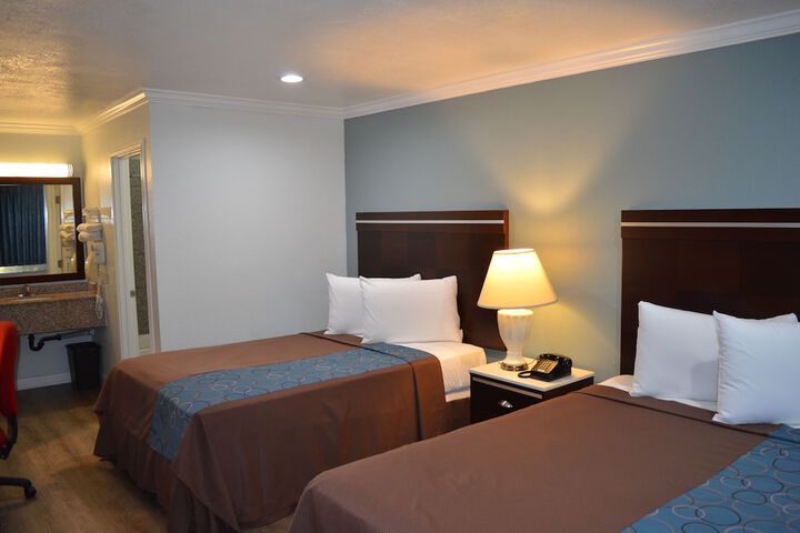 2 Queen Beds (7 of 12)