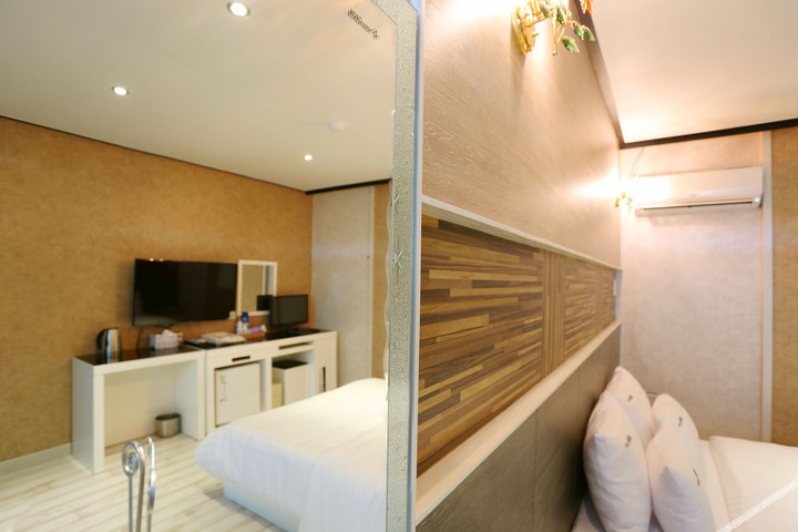 Room 54 of 61