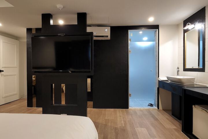 Room 11 of 33