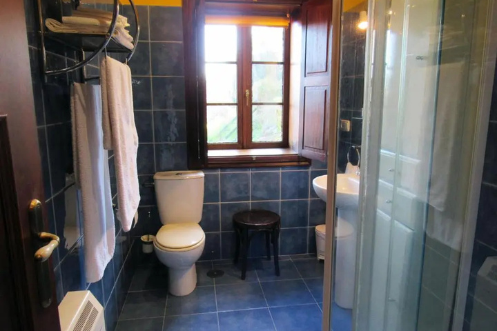 Room 6 of 10