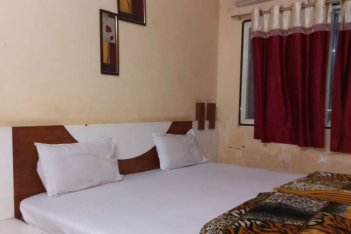 Room 6 of 9