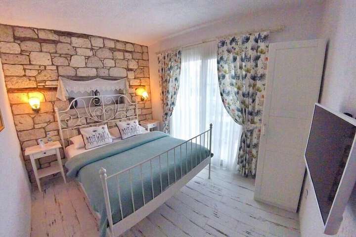 Room 45 of 77
