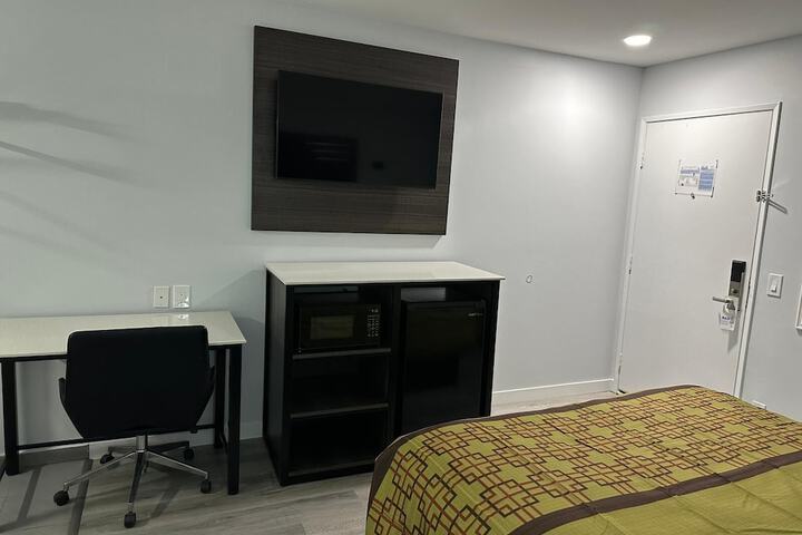 Room 6 of 25