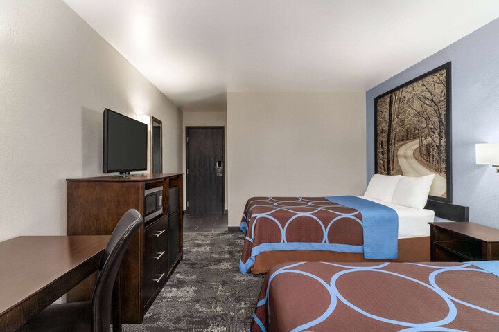 2 Queen Beds (3 of 16)