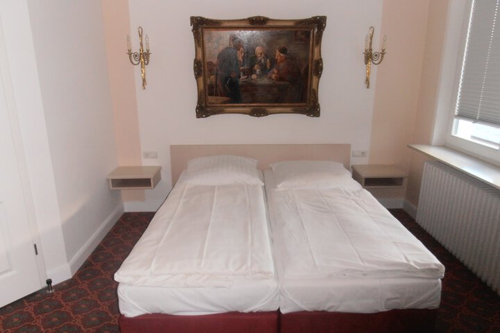 Room 7 of 13