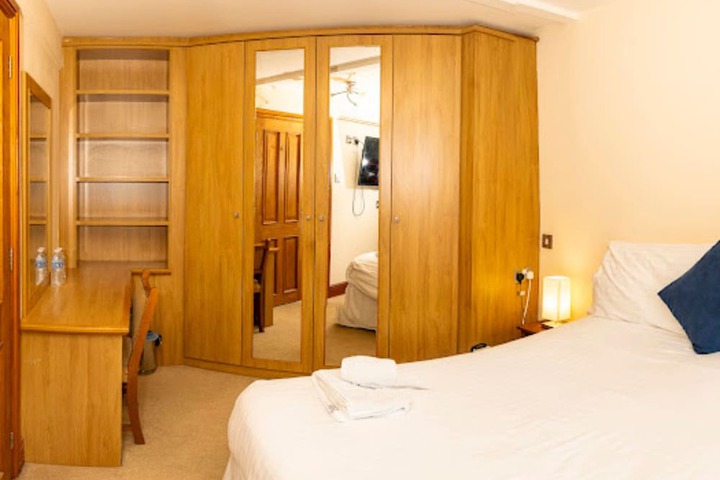 Room 4 of 49