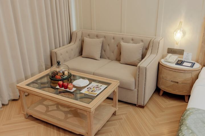 Lounge 30 of 47
