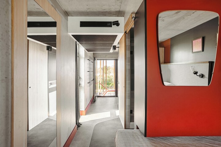 Room 43 of 118