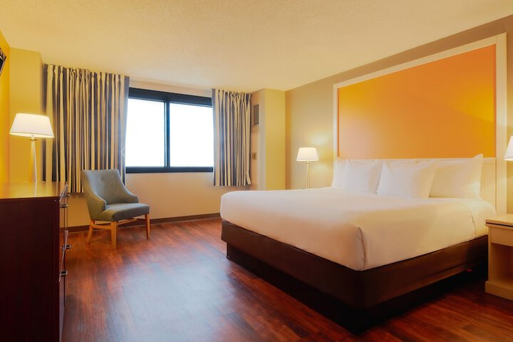 Chelsea Classic Room with 1 King Bed (12 of 54)