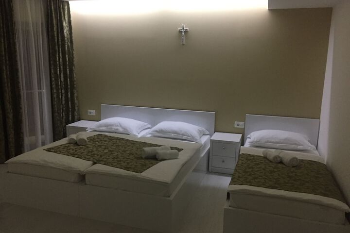 Room 27 of 79