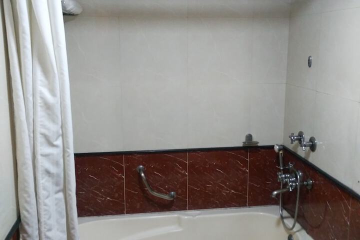 Room 18 of 28