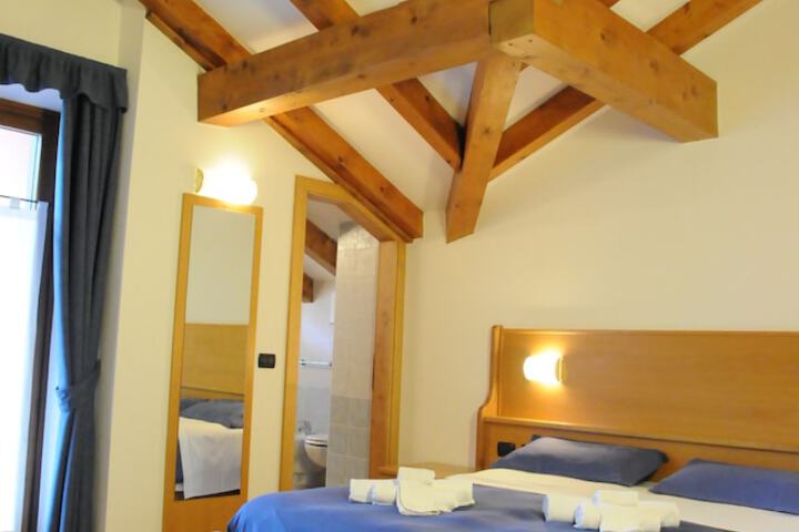 Room 4 of 20