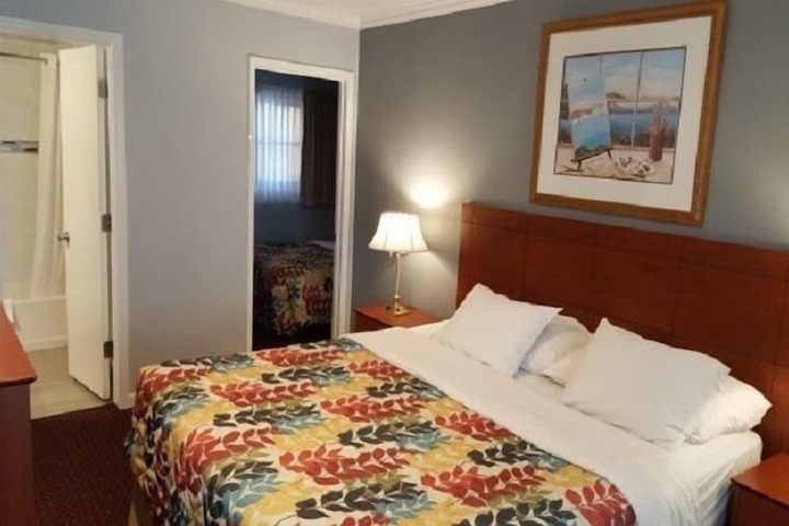 Basic King Bed (8 of 23)