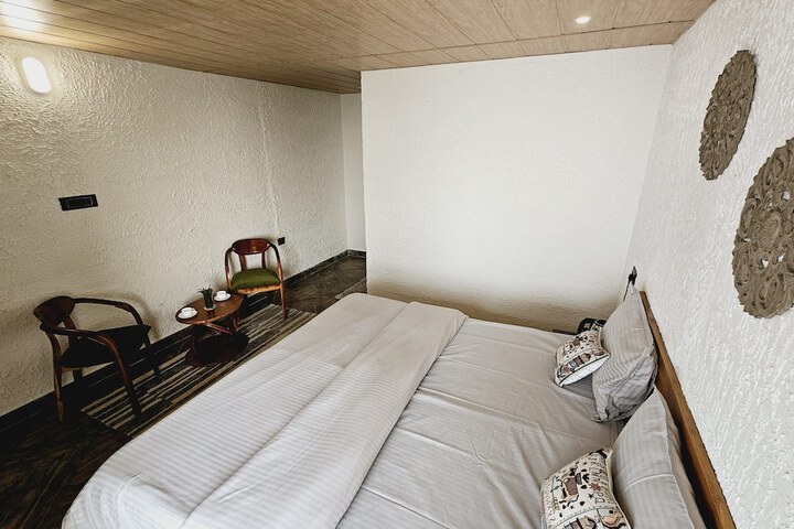 Room 2 of 7