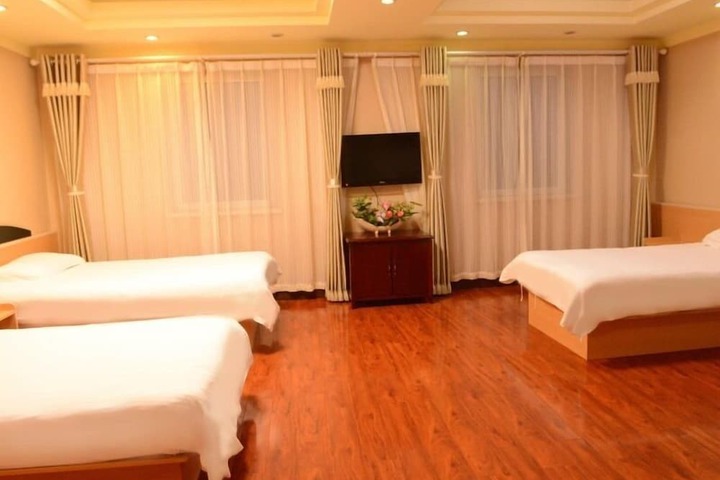 Room 9 of 33