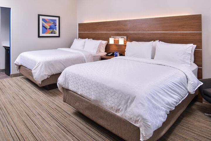 2 Queen Beds (6 of 10)