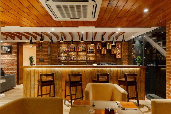 Lounge 63 of 84