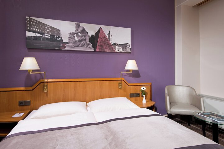Room 9 of 61