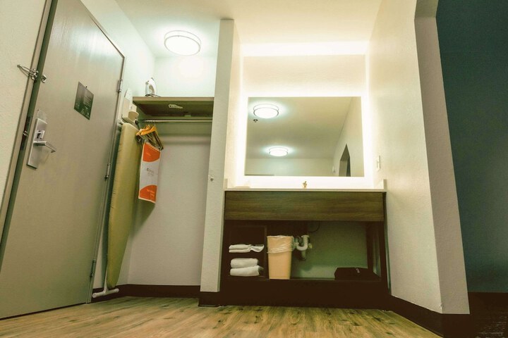1 King Bed Accessible (23 of 24)