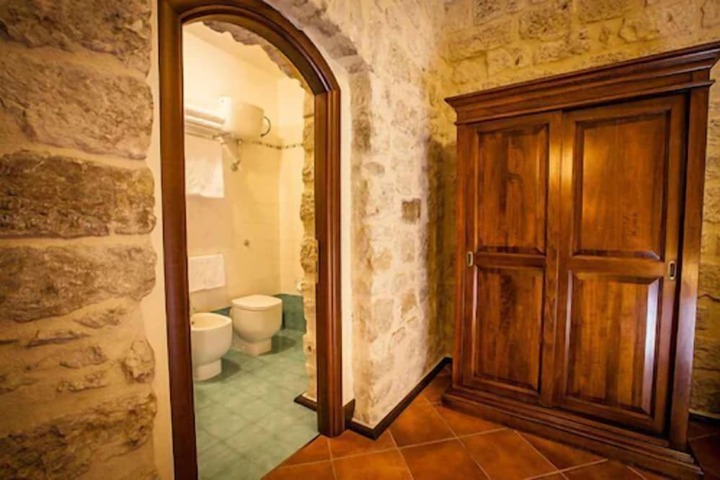 Room 12 of 34