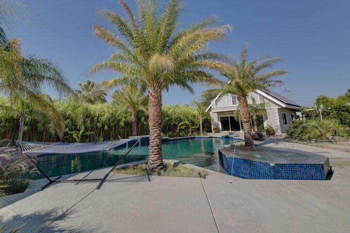Pool 20 of 32