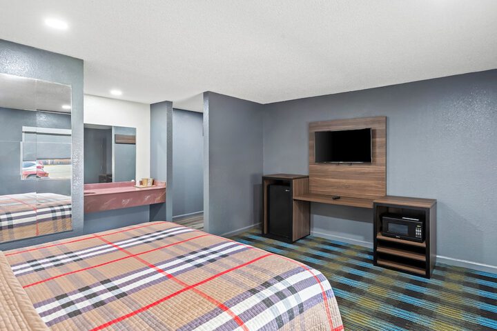 Room 9 of 18