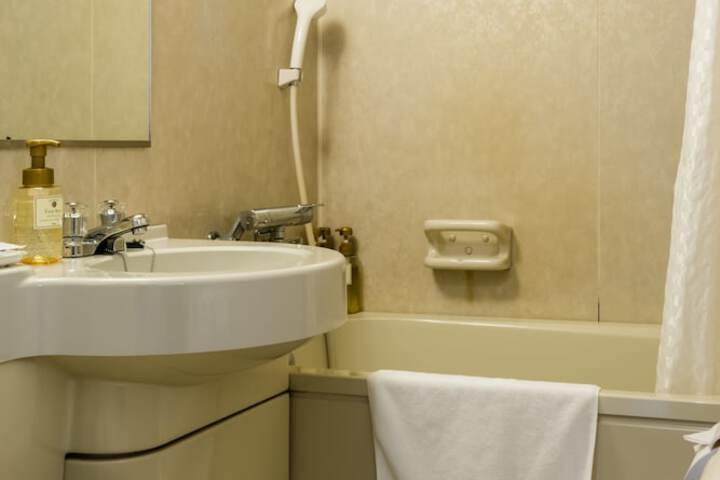 Room 46 of 102