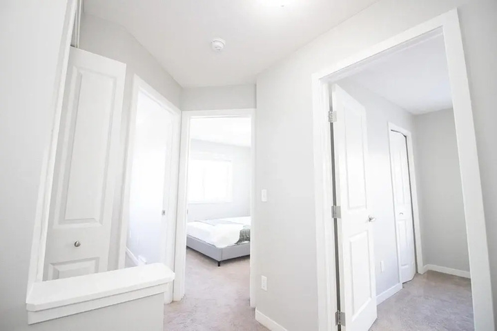 Exterior of Bright Modern 4bed 2bath Townhouse With Parking