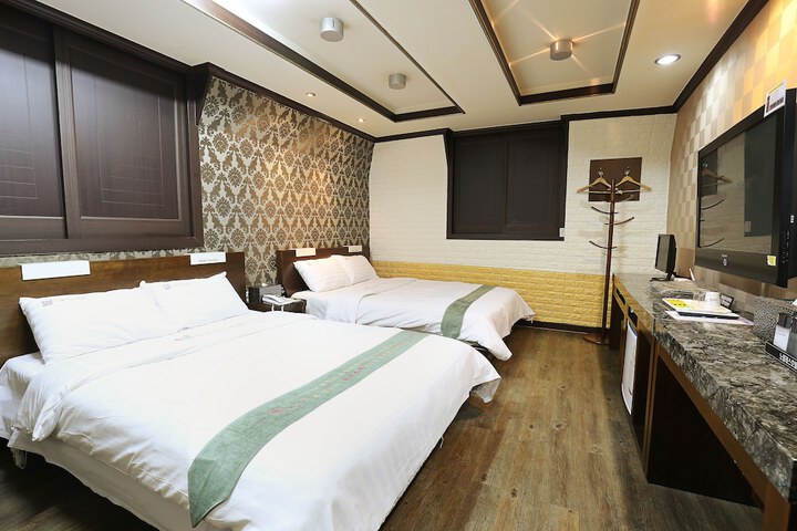 Room 13 of 40